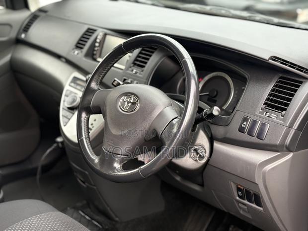 Toyota ISIS 1.8 L 2WD 2010 Silver