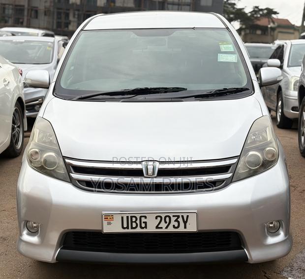 Toyota ISIS 1.8 L 2WD 2010 Silver