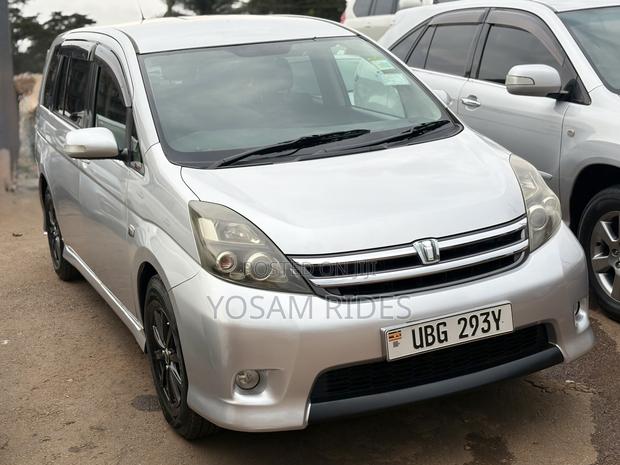 Toyota ISIS 1.8 L 2WD 2010 Silver