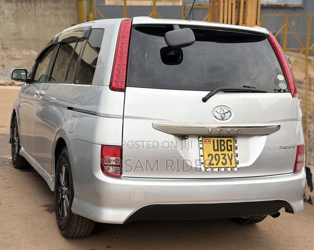 Toyota ISIS 1.8 L 2WD 2010 Silver