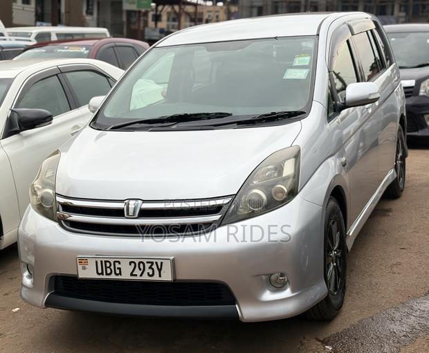 Toyota ISIS 1.8 L 2WD 2010 Silver