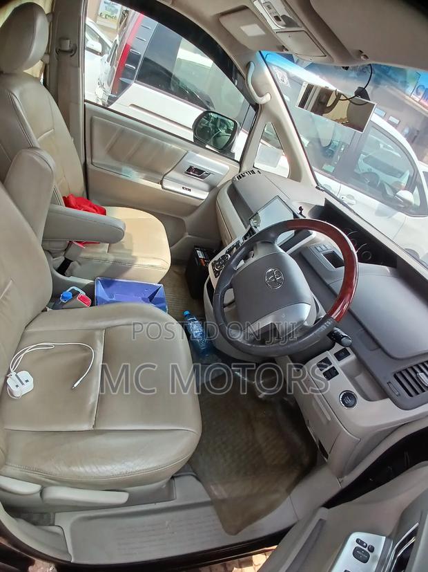 Toyota Noah 2.0 143hp AWD (8 Seater) 2013 Black