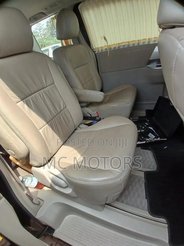 Toyota Noah 2.0 143hp AWD (8 Seater) 2013 Black