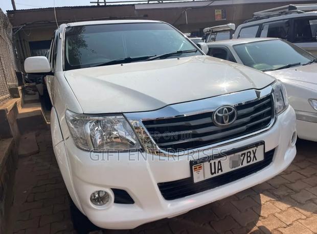 Toyota Hilux 2012 White