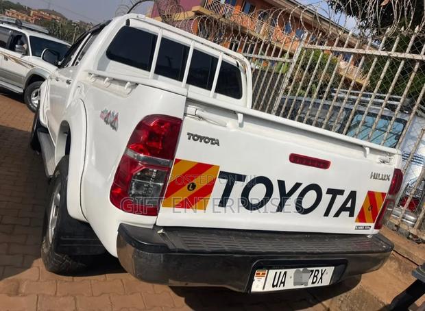 Toyota Hilux 2012 White