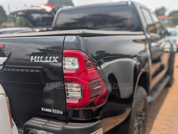 Toyota Hilux 2021 Black