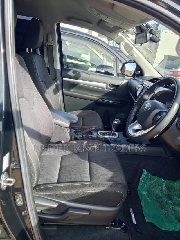 Toyota Hilux 2021 Black