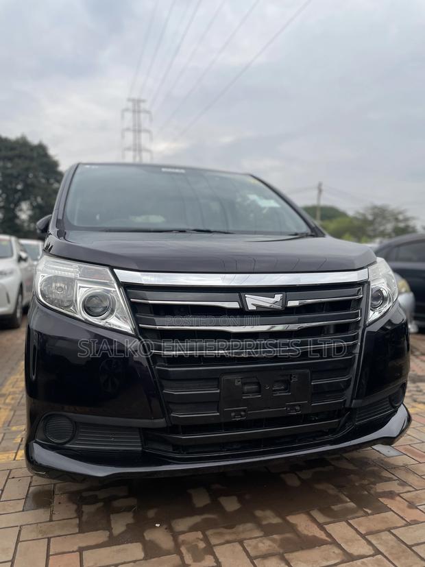 Toyota Noah 2.0 158hp FWD (8 Seater) 2013 Black