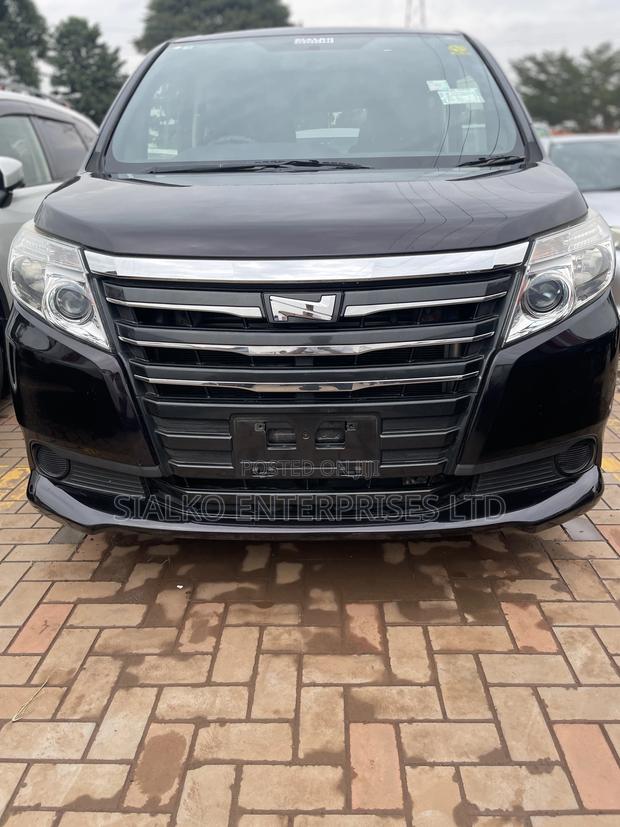 Toyota Noah 2.0 158hp FWD (8 Seater) 2013 Black