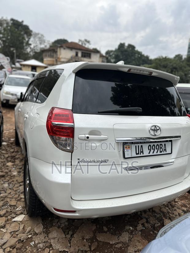Toyota Vanguard 2010 White