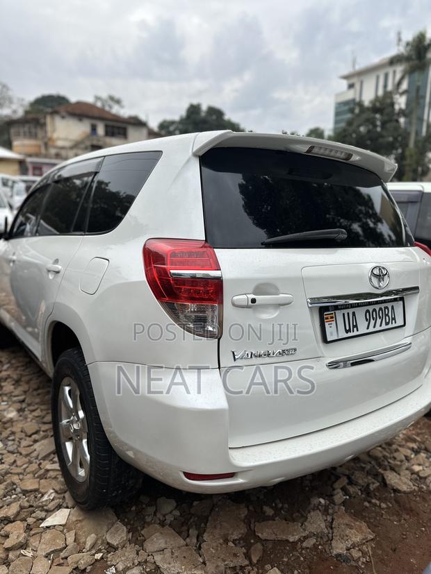 Toyota Vanguard 2010 White