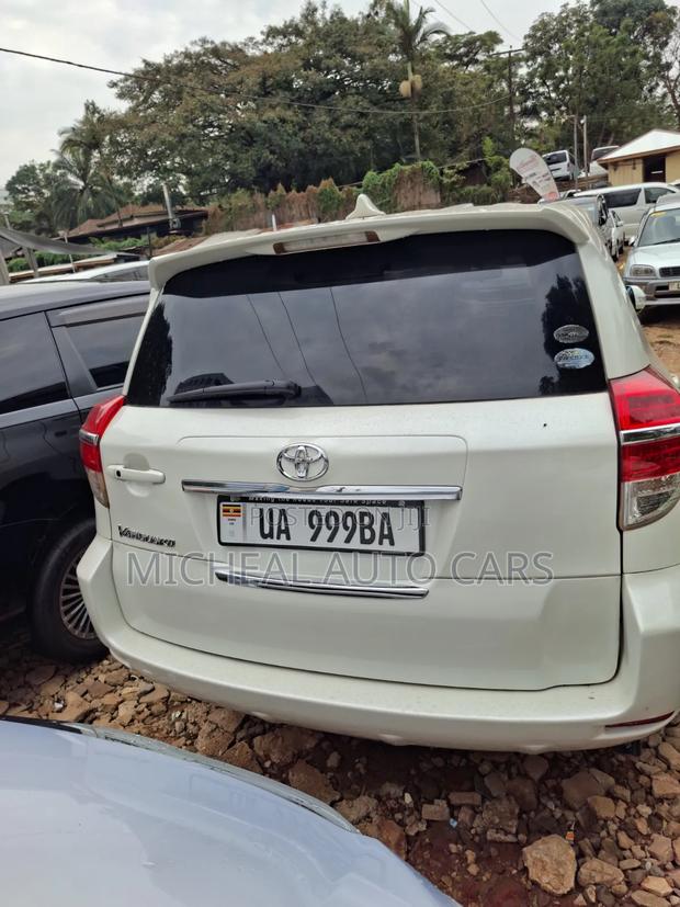 Toyota Vanguard 2010 White