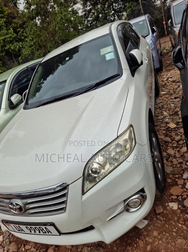 Toyota Vanguard 2010 White