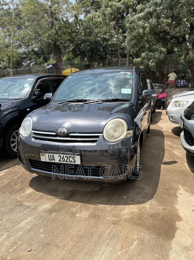 Toyota Sienta 2010 Gray