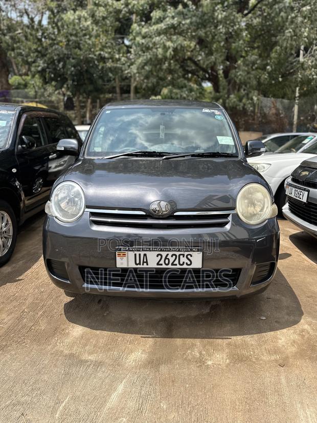 Toyota Sienta 2010 Gray