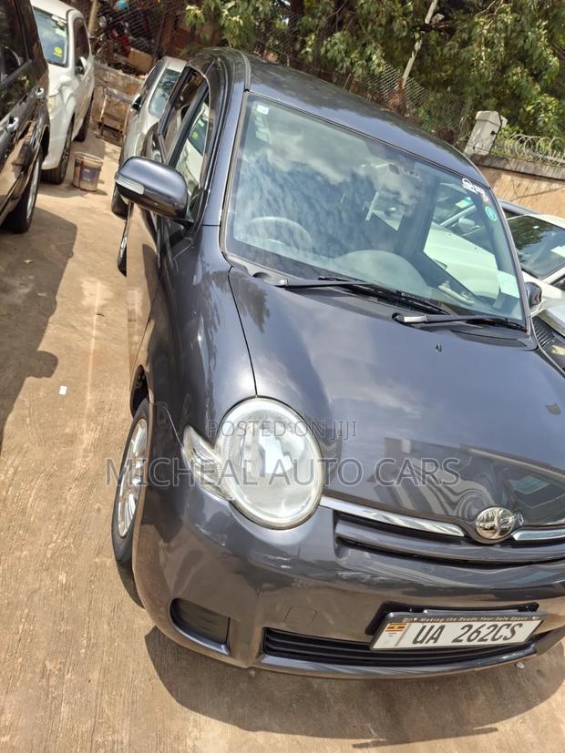 Toyota Sienta 2010 Black