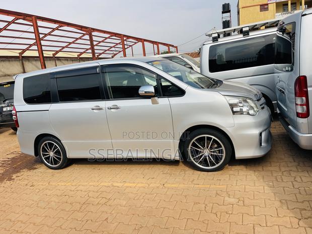 Toyota Noah 2012 Silver