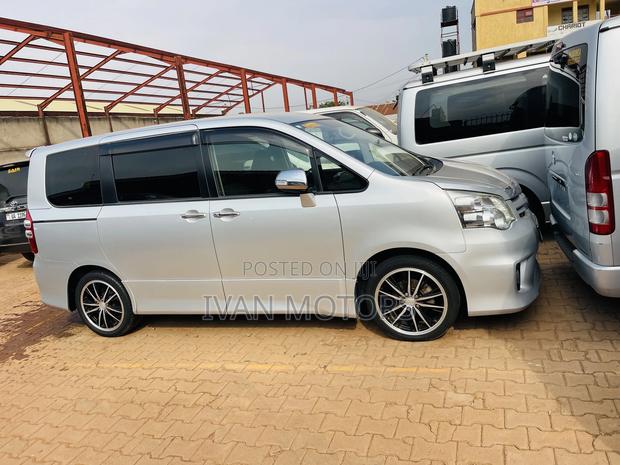 Toyota Noah 2012 Silver