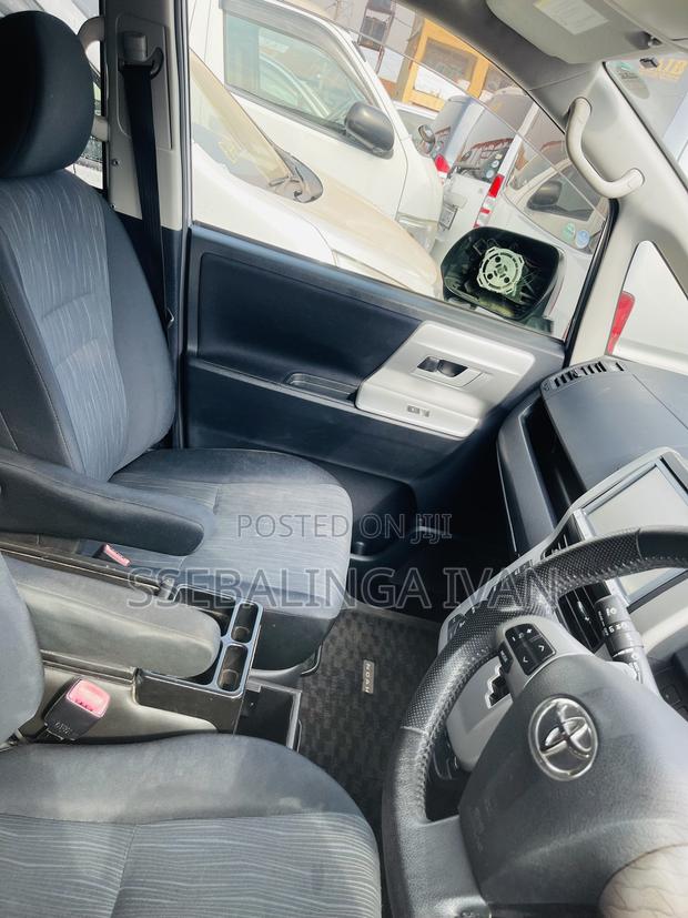 Toyota Noah 2012 Silver