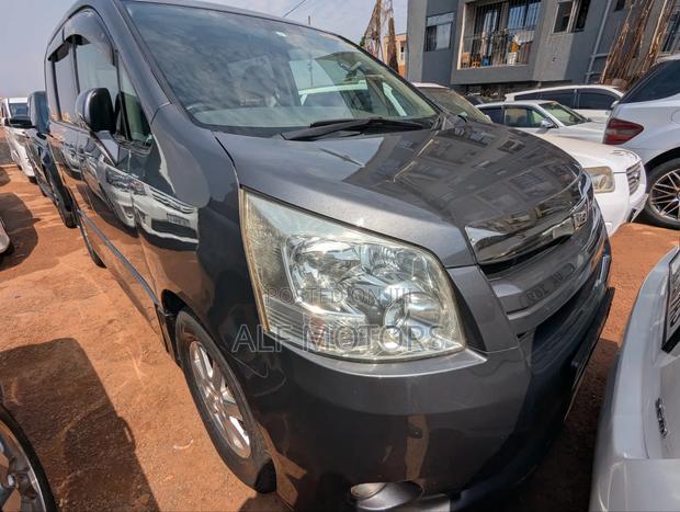 Toyota Noah 2008 Gray
