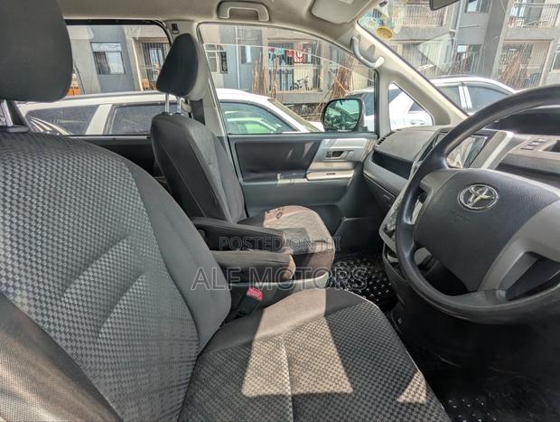 Toyota Noah 2008 Gray