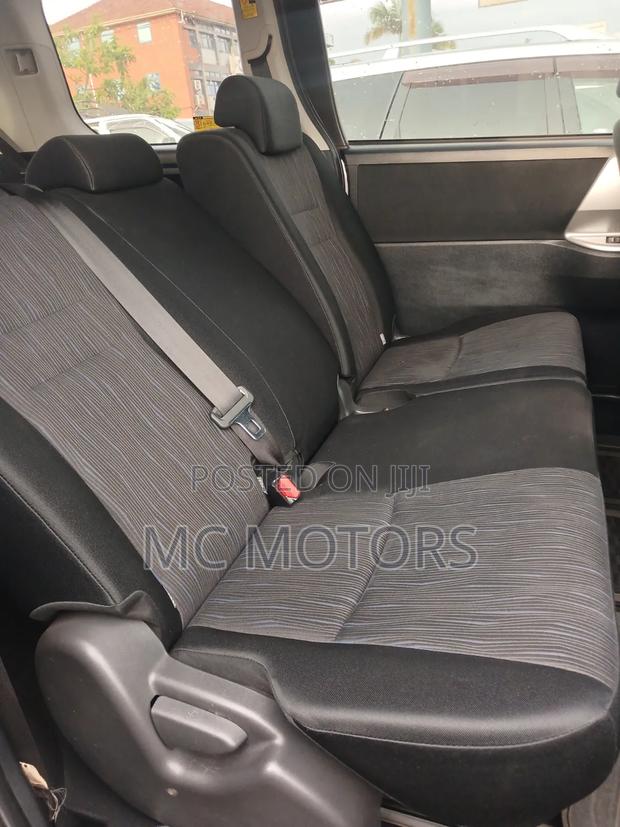 Toyota Noah 2.0 143hp FWD (8 Seater) 2011 Silver