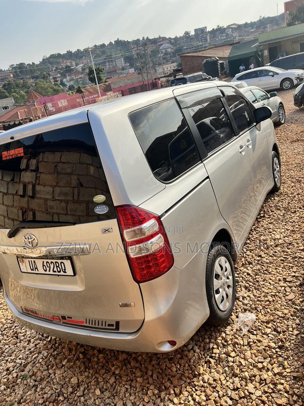 Toyota Noah 2.0 143hp AWD (7 Seater) 2010 Silver
