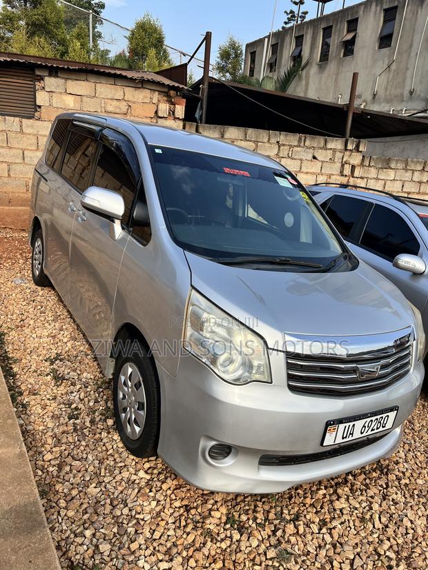 Toyota Noah 2.0 143hp AWD (7 Seater) 2010 Silver