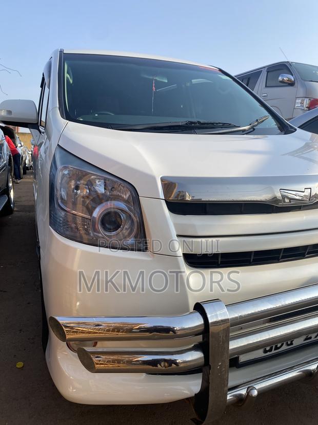 Toyota Noah 2.0 143hp FWD (7 Seater) 2010 White