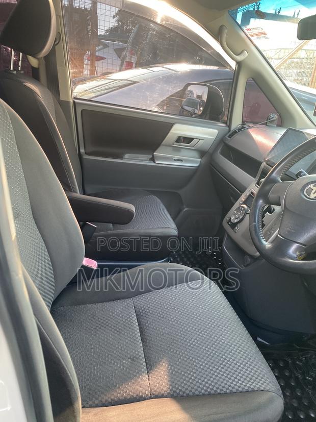 Toyota Noah 2.0 143hp FWD (7 Seater) 2010 White