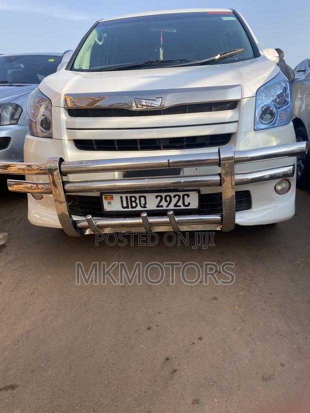 Toyota Noah 2.0 143hp FWD (7 Seater) 2010 White