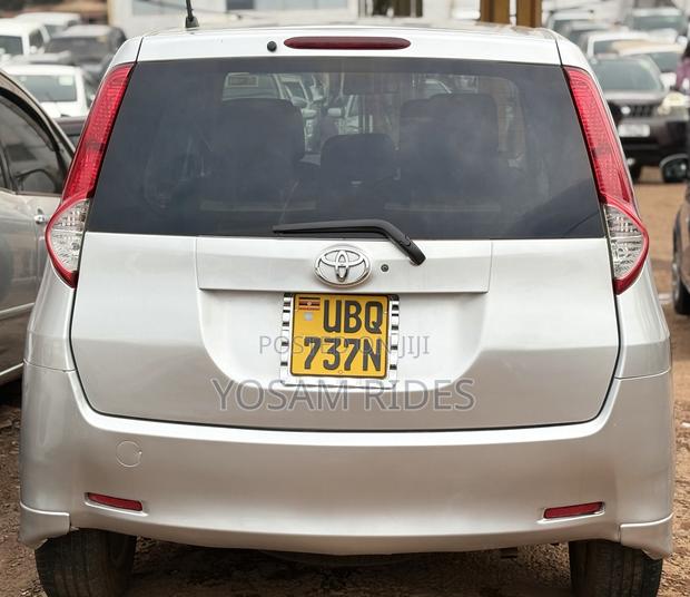 Toyota Passo Sette 1.5 FWD 2010 Silver
