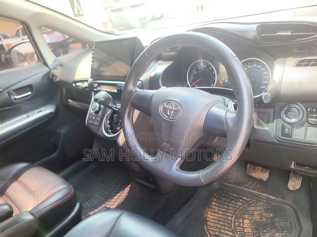 Toyota Wish 2012 Silver