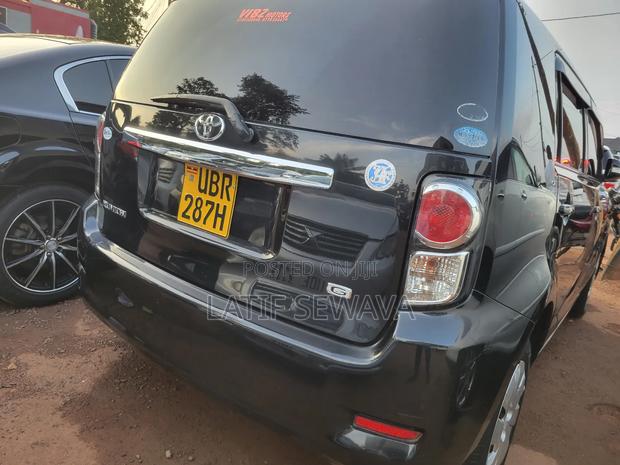 Toyota Corolla Rumion Hatchback 1.5 FWD 2010 Black
