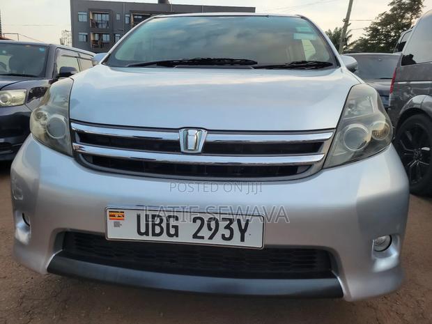Toyota ISIS 1.8 Platana 2008 Silver