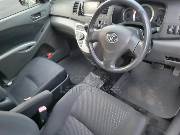 Toyota ISIS 1.8 Platana 2008 Silver