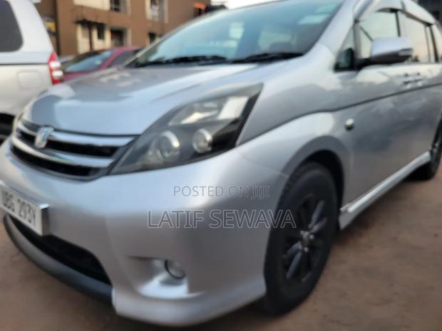 Toyota ISIS 1.8 Platana 2008 Silver