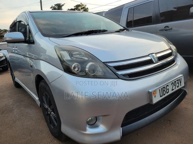 Toyota ISIS 1.8 Platana 2008 Silver