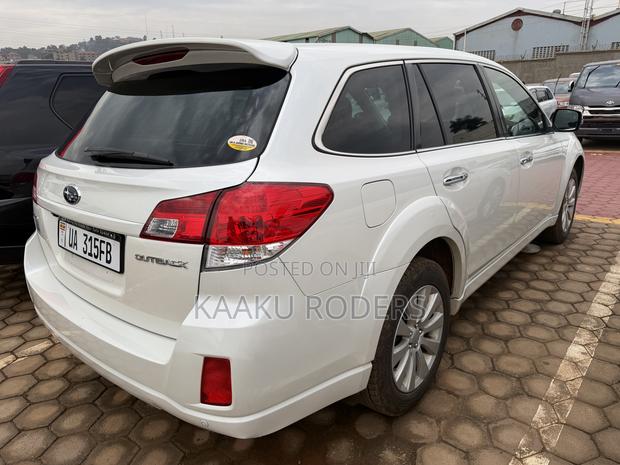 Subaru Outback 2.5i 2011 White