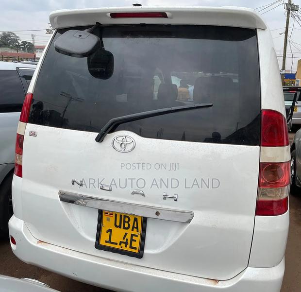 Toyota Noah 2002 White