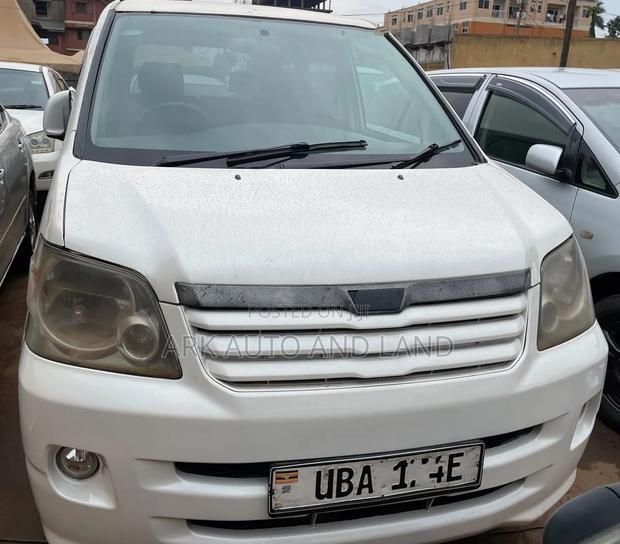 Toyota Noah 2002 White