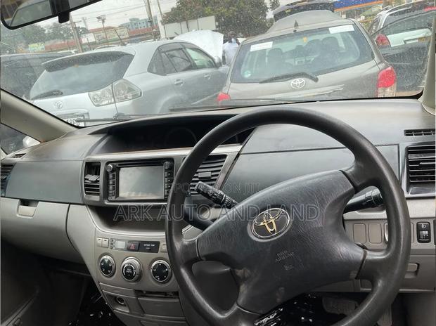 Toyota Noah 2002 White