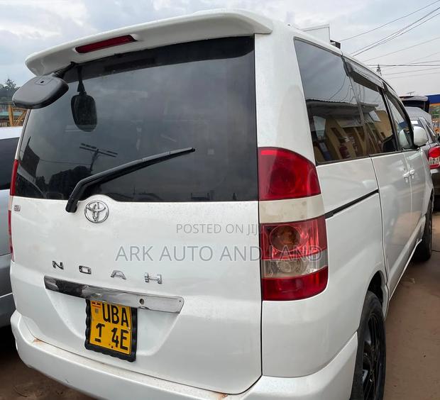 Toyota Noah 2002 White