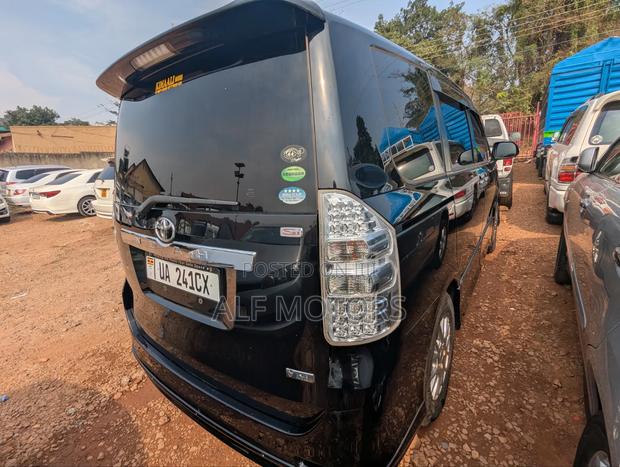 Toyota Noah 2010 Black