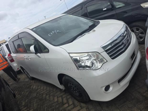 Toyota Noah 2.0 143hp FWD (8 Seater) 2012 White