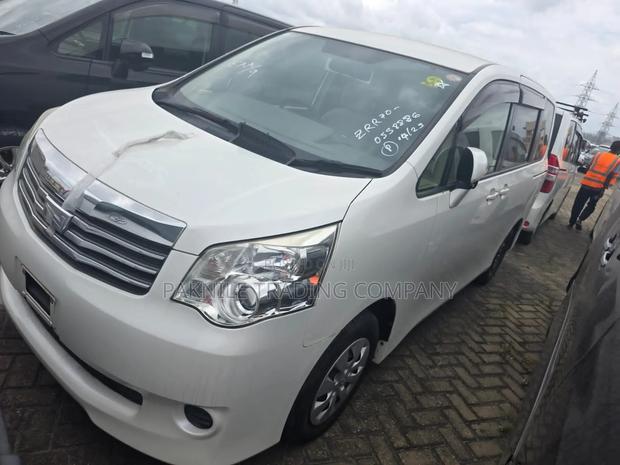 Toyota Noah 2.0 143hp FWD (8 Seater) 2012 White