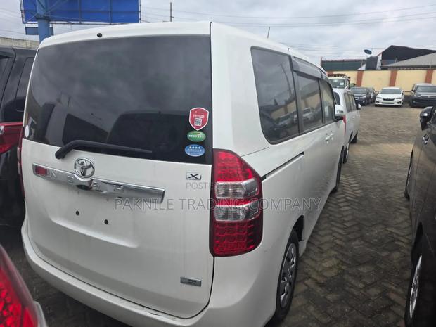 Toyota Noah 2.0 143hp FWD (8 Seater) 2012 White