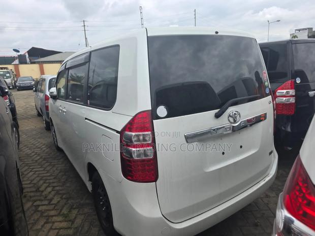 Toyota Noah 2.0 143hp FWD (8 Seater) 2012 White