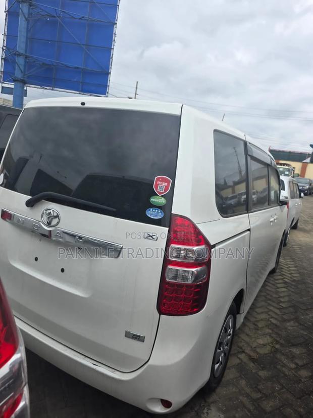 Toyota Noah 2.0 143hp FWD (8 Seater) 2012 White