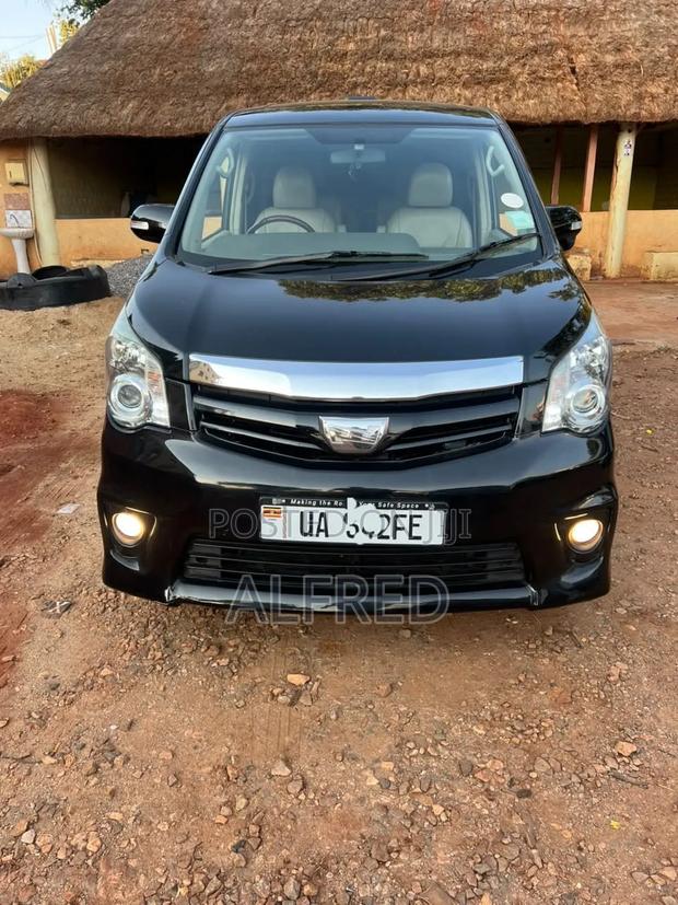 Toyota Noah 2012 Black